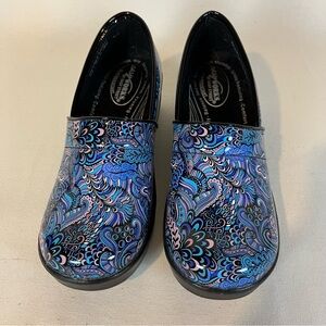 Easy‎ Works by Easy Street Women's Blue Patterned Clogs